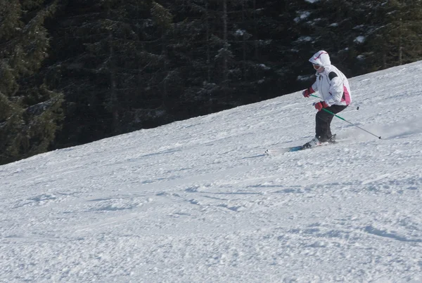 Una mujer está esquiando en una estación de esquí — Foto de Stock