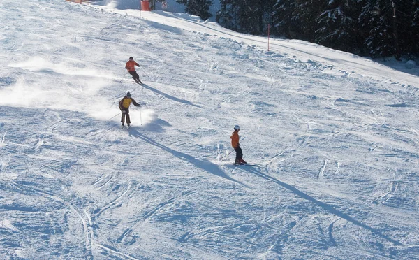 Lyžaři se lyžování v lyžařském středisku — Stock fotografie