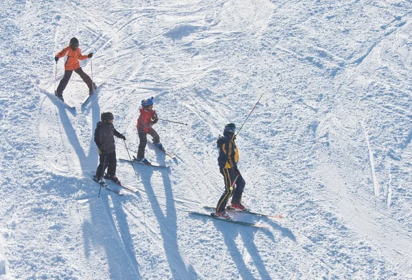 滑雪者在一个滑雪胜地滑雪 — 图库照片