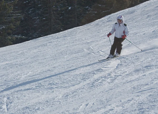 Una donna sta sciando in una stazione sciistica — Foto Stock