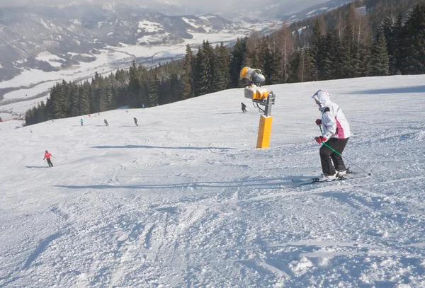 Eine Frau fährt in einem Skigebiet Ski — Stockfoto