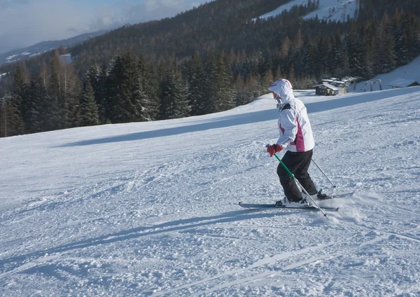 Une femme skie dans une station de ski — Photo