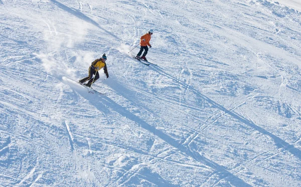 Лыжники катаются на лыжном курорте — стоковое фото