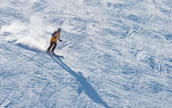Ένας άνθρωπος σκι στο χιονοδρομικό — Φωτογραφία Αρχείου