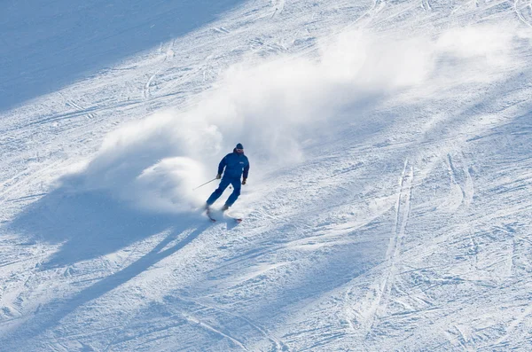 Un homme skie dans une station de ski — Photo