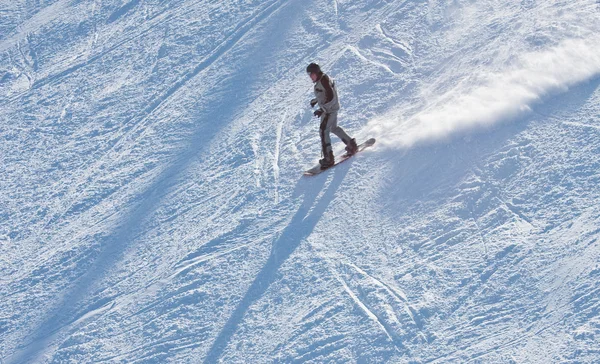 Snowboardier esqui em uma estância de esqui — Fotografia de Stock