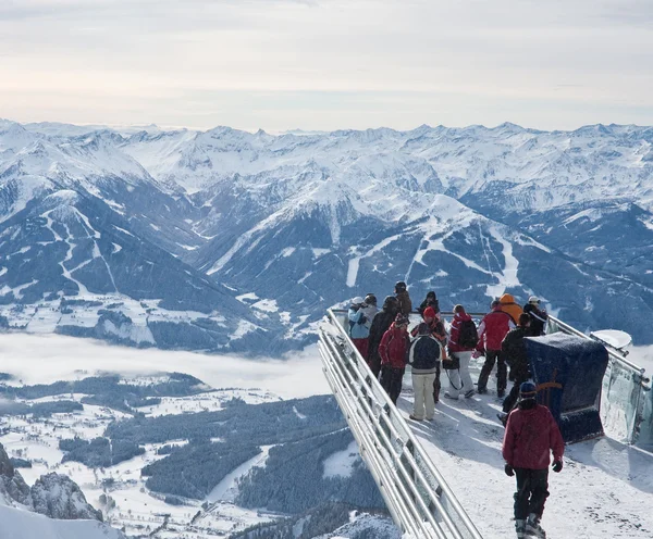 Le pont d'observation avec les touristes. Dachstein. Autriche — Photo
