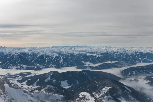 Het uitzicht vanaf de observatie dek. Dachstein gletsjer. Oostenrijk — Stockfoto