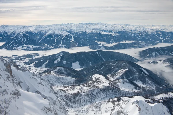 展望台からの眺め。ダッハシュタインの氷河。オーストリア — ストック写真