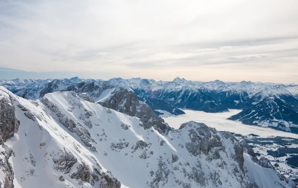 Die Aussicht von der Aussichtsplattform. Dachsteingletscher. Österreich — Stockfoto