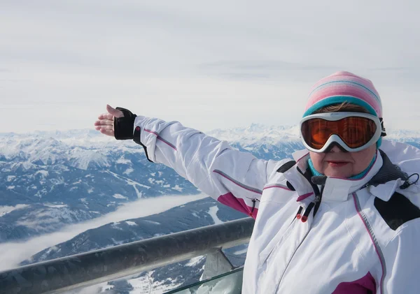 Frau auf der Suche nach dem Dachsteingletscher. Österreich — Stockfoto