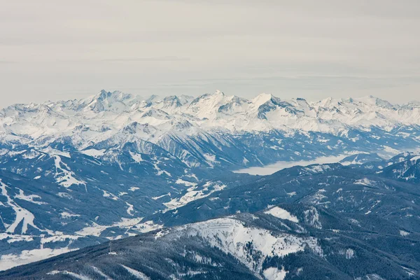 La vue depuis le pont d'observation. Glacier Dachstein. Autriche — Photo