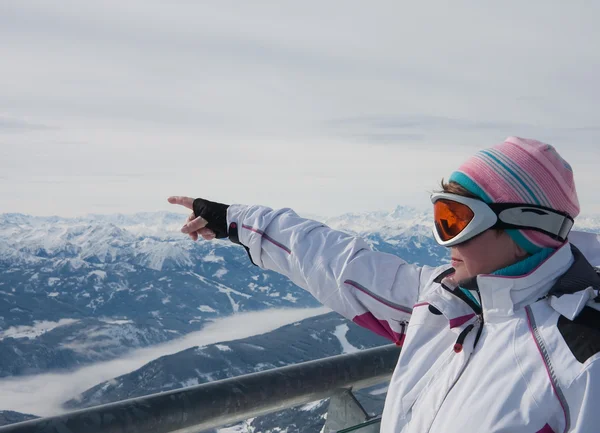 在顶石山冰川上了望台上的女人。奥地利 — 图库照片