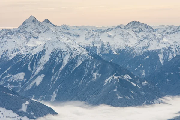 La vue depuis le pont d'observation. Glacier Dachstein. Autriche — Photo