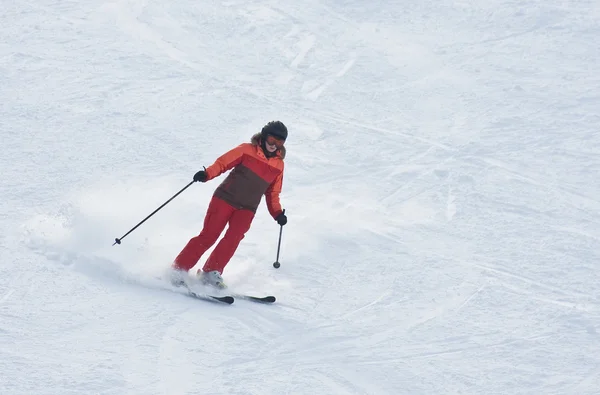 Una mujer está esquiando en una estación de esquí — Foto de Stock