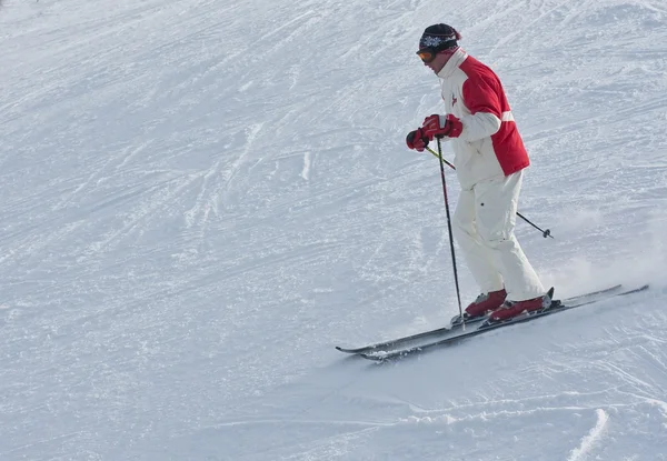 Un uomo sta sciando in una stazione sciistica — Foto Stock