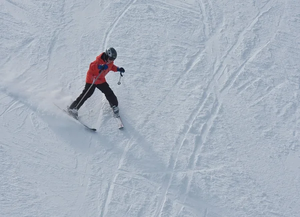Um menino está esquiando em uma estância de esqui — Fotografia de Stock