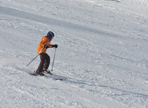 Um menino está esquiando em uma estância de esqui — Fotografia de Stock