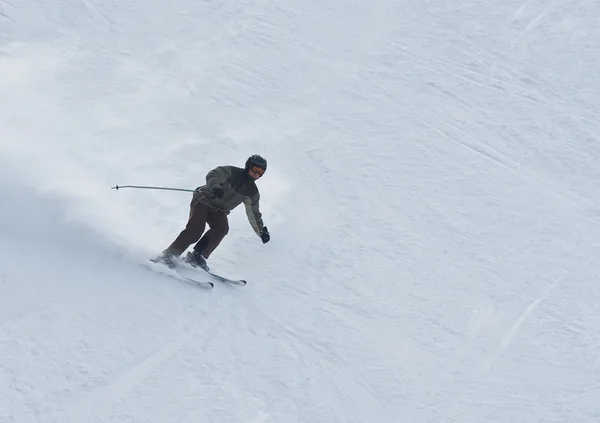 Чоловік катається на лижах на гірськолижному курорті — стокове фото