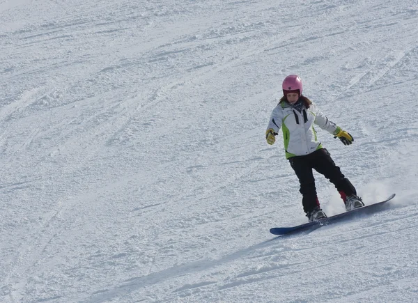 Катание на сноуборде на лыжном курорте — стоковое фото