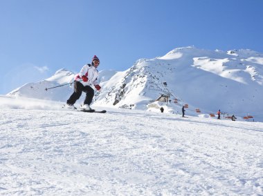 kadın bir Kayak Merkezi Kayak Sölden