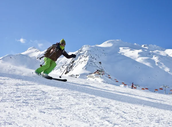 那个女人在滑雪胜地滑雪 Solden — 图库照片