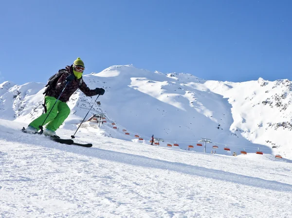 Женщина катается на лыжах на лыжном курорте Солден — стоковое фото