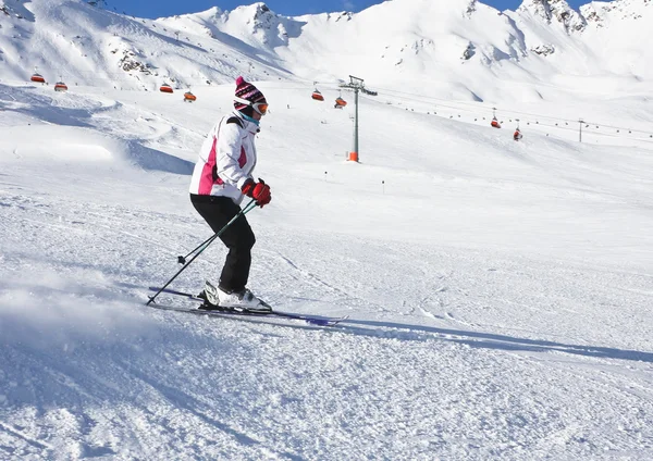 Женщина катается на лыжах на лыжном курорте Солден — стоковое фото