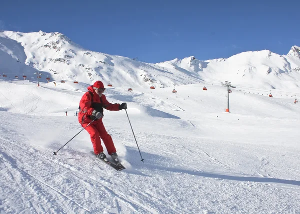 Mannen skidåkning vid en skidorten Sölden — Stockfoto