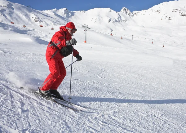 Человек катается на лыжах на горнолыжном курорте Солден — стоковое фото