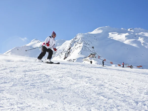 A mulher está esquiando em uma estância de esqui Solden — Fotografia de Stock