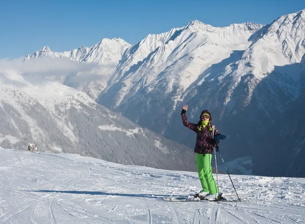 Η γυναίκα και το χειμερινό βουνό. Ζόλντεν, Αυστρία — Φωτογραφία Αρχείου