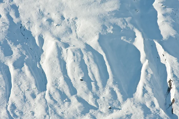 Pendiente de montaña cubierta de nieve. Contexto —  Fotos de Stock