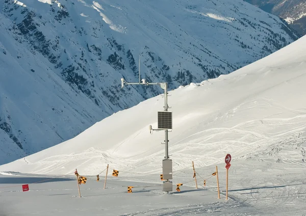 Väderstation på snö sluttning. ski resort obergurgl. Österrike — Stockfoto
