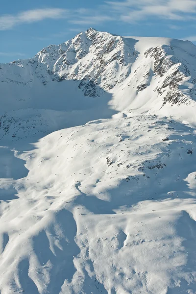 Montanhas sob neve no inverno . — Fotografia de Stock