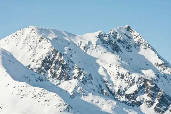 Горы под снегом зимой . — стоковое фото