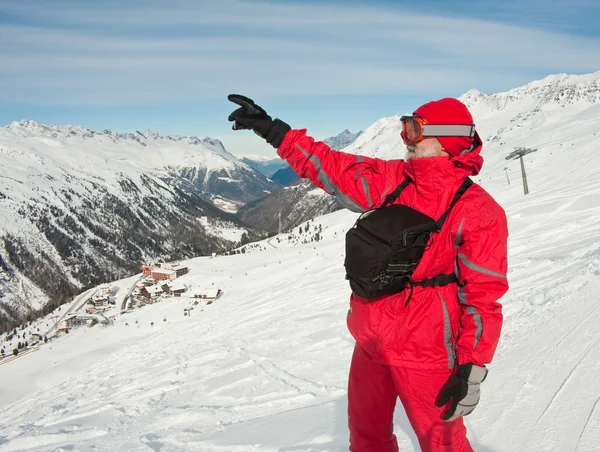 Um homem mostra as pistas da estação de esqui de Hochgurgl. Áustria — Fotografia de Stock
