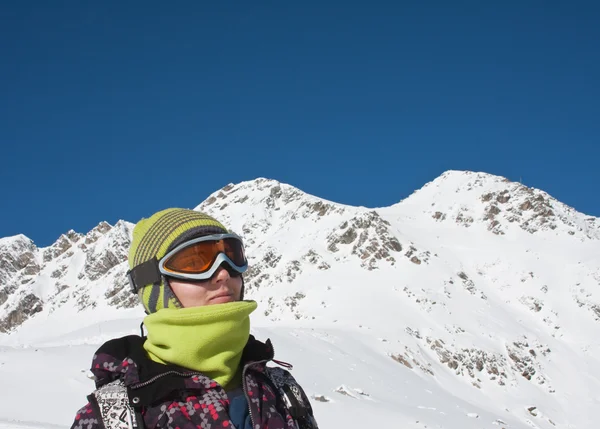 在背景中的滑雪者山 — 图库照片