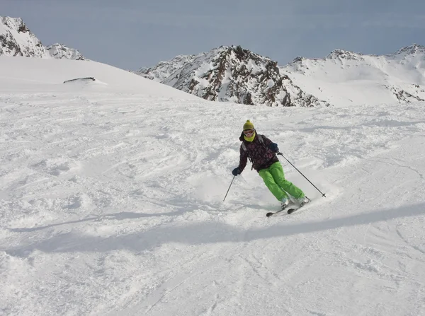 A mulher está esquiando em uma estância de esqui — Fotografia de Stock