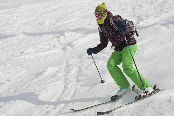 Женщина катается на лыжах на лыжном курорте — стоковое фото