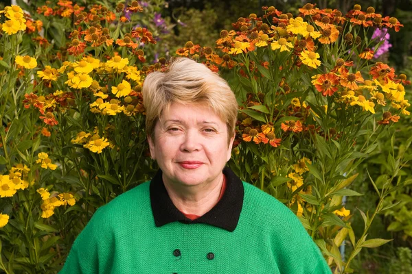 Senior vrouw met bloemen — Stockfoto