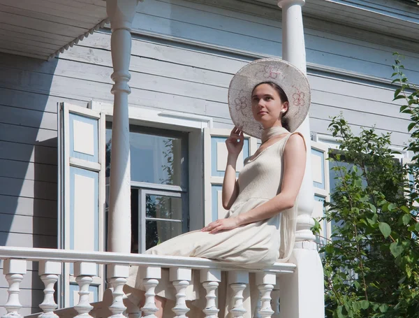 Flickan på verandan gamla herrgården — Stockfoto