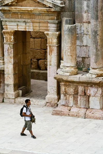 Touriste dans l'ancien Jerash, Jordanie — Photo