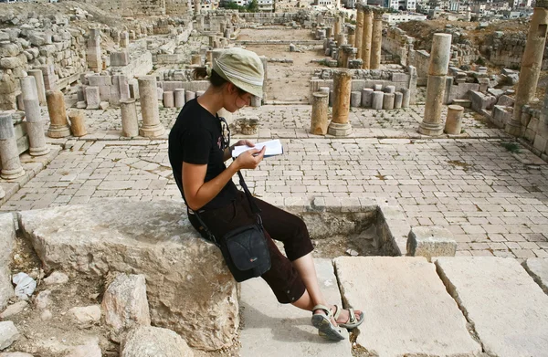 Turista na antiga Jerash, Jordânia — Fotografia de Stock