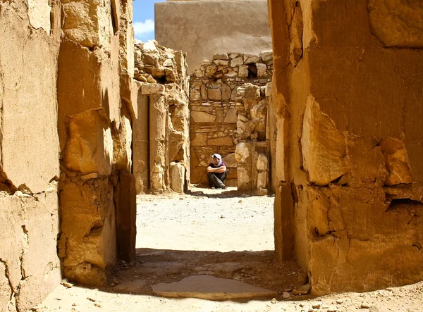 Turista em Qasr al Kharanah, Jordânia — Fotografia de Stock