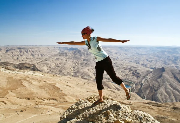Tourist im jordanischen Gebirge — Stockfoto