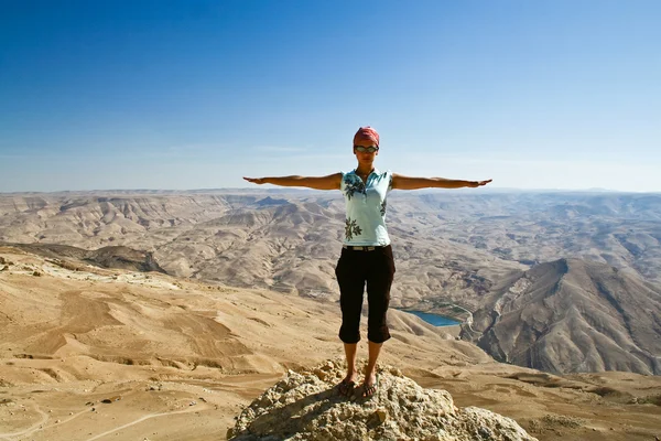 Turista na montanha da Jordânia — Fotografia de Stock