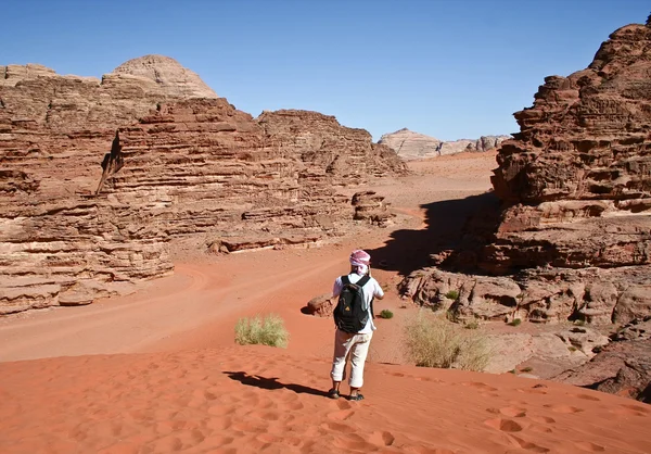 Turista v pouštním Wádí Ram. Jordánsko — Stock fotografie