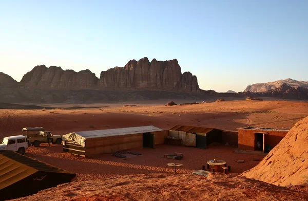 Touristenparkplatz im Wüstenwadi-Paradies, Jordanien — Stockfoto