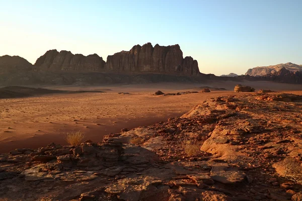 Zonsondergang in woestijn wadi rum. Jordanië — Stockfoto